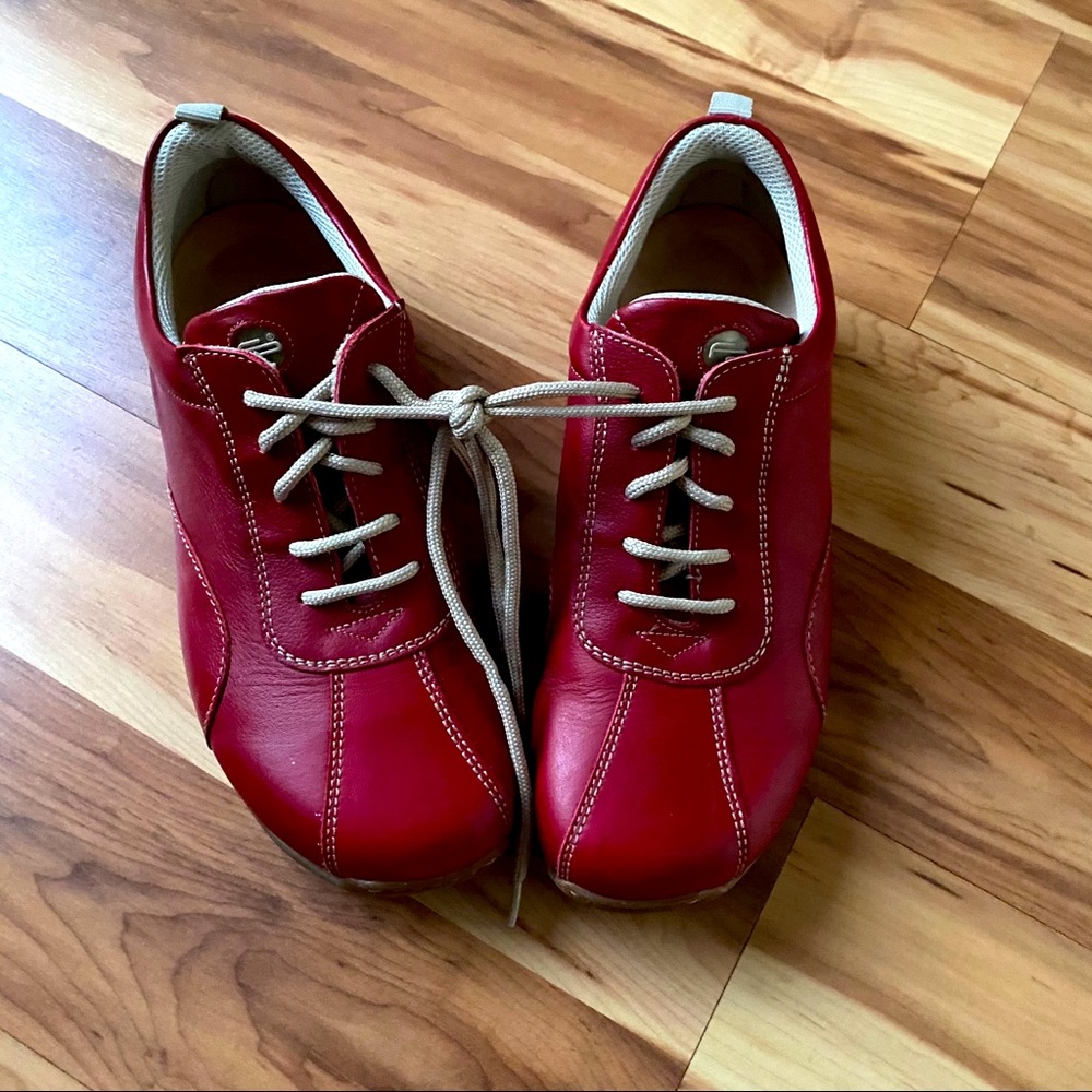 Footprints Maroon Sneakers